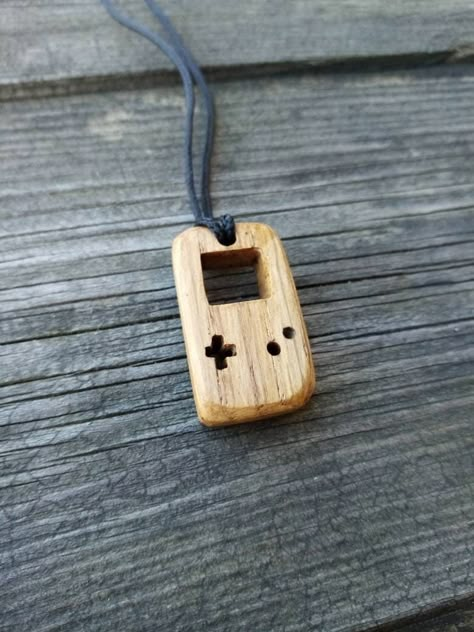 Handmade Mini Gameboy wooden necklace. Made from oak wood. Estimated shipping times North America: 2-3 weeks Europe: 1-3 weeks Wood Carving Art For Beginners, Wooden Jewelry Handmade, Whittling Projects For Beginners, Art Sculpture En Bois, Robot Head, Wooden Jewelery, Dremel Crafts, Whittling Projects, Wood Jewelery