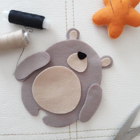 Felted Bear, Felt Bear, Bear Sleeping, Projek Menjahit, Bear Felt, Felt Animal Patterns, Felt Crafts Patterns, Felt Animal, Stuffed Bear