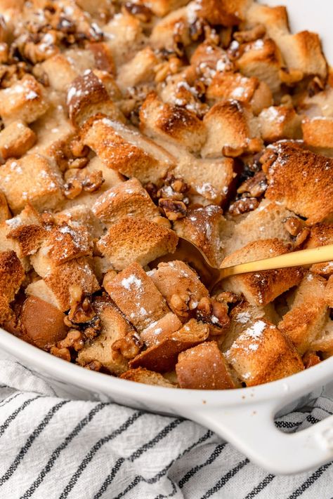 eggless bread pudding Vegan Pumpkin Bread Pudding, Eggless Bread Pudding Recipe, Vegan Bread Pudding, Chocolate Chip Bread Pudding, Vegan Pudding, Christmas Cookbook, Plain Bread, How To Store Bread, Cinnamon Raisin Bread