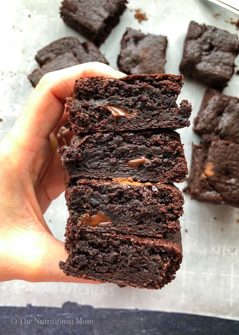 COLLAGEN PROTEIN BROWNIES - Nutritionist Mom Collagen Recipes, Clean Dessert, Protein Baking, Protein Brownies, Vegetarian Life, Protein Treats, Protein Desserts, Paleo Desserts, Snack Foods