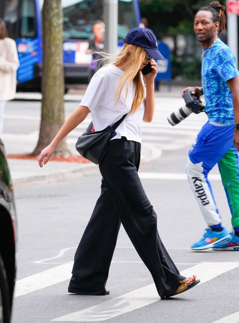 Jennifer Lawrence Street Style, Cute White Shirts, Jennifer Lawrence Style, Sporty Street Style, White Shirt Outfits, Fresh Outfits, Outfit Trends, Celebrity Street Style, Tshirt Outfits