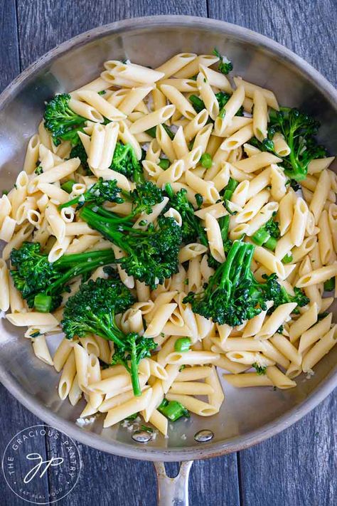 This garlicky broccolini pasta recipe is an easy dinner to make on a busy weeknight. ~ https://www.thegraciouspantry.com Easy Dinner To Make, Broccolini Pasta, Broccolini Recipe, Best Pasta Dishes, Instant Pot Pasta Recipe, Recipe Pasta, Pasta Side Dishes, Healthy Pasta, Clean Eating Recipes For Dinner