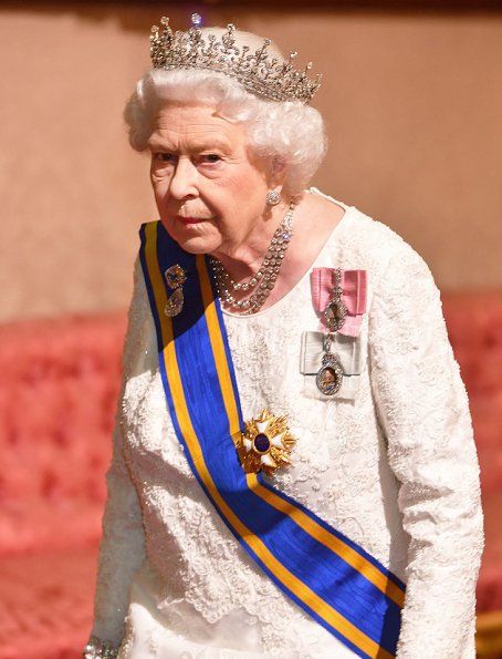 Queen Elizabeth hosted a state banquet for the Dutch king and queen Pictures Of The Queen, Diana Tiara, Ratu Elizabeth, Lovers Knot Tiara, Princesa Elizabeth, The Queen Of England, Wearing A Crown, Rainha Elizabeth Ii, Reine Elizabeth