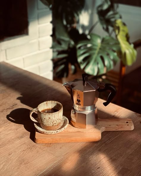 Home Coffee Aesthetic, Coffee Outside, Coffee Chill, Coffee Shop Photography, Coffee Photo, Coffee Shot, Coffee Stands, Moka Pot, Home Coffee Bar