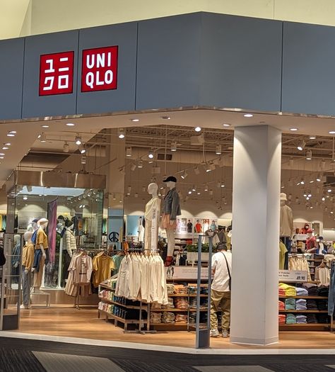 Uniqlo Aesthetic Store, Uniqlo Store Aesthetic, Shopping In Japan Aesthetic, Uniqlo Aesthetic, Clothing Store Aesthetic, Uniqlo Clothes, Travel Core, Uniqlo Japan, Mall Aesthetic