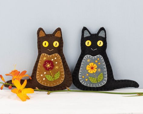 Cat Felt Ornament, Cat Felt, Felt Animal Patterns, Wool Felt Projects, Felt Crafts Patterns, Christmas Embroidery Patterns, Felt Ornament, Felt Halloween, Floral Cat