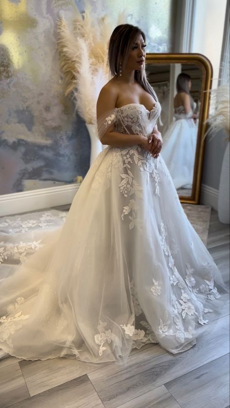 Thick Women Wedding Dress, Winter Wedding Dresses Plus Size, Wedding Dresses On Curvy Women, Wedding Dresses On Thicker Women, Plus Size Wedding Dresses Whimsical, Whimsical Fall Wedding Dress, Elegant Wedding Dress For Curvy Women, Corset Plus Size Wedding Dress, Wedding Dress Bigger Women