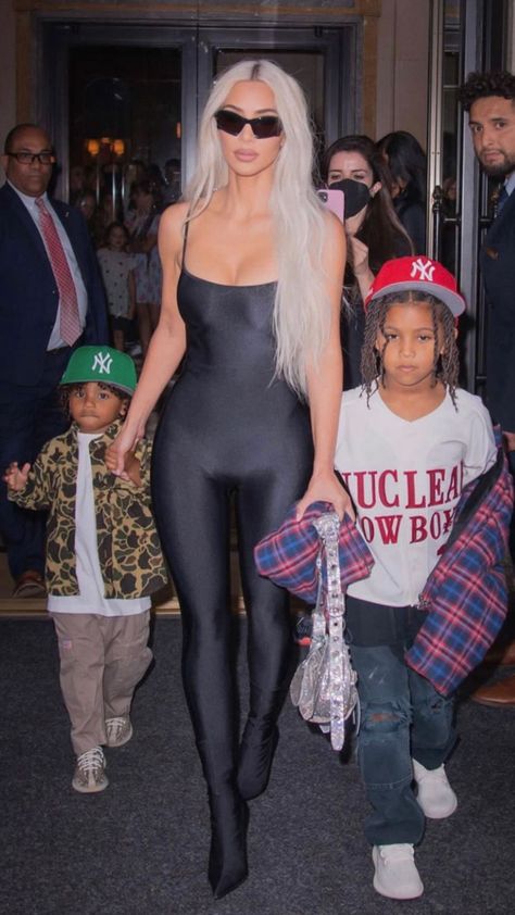 Beyonce Party, Kim Kardashian Family, Beyonce Hair, Taytum And Oakley, Dress With Gloves, Kim Kardashian Outfits, Kim K Style, Kardashian Outfit, Kardashian Family