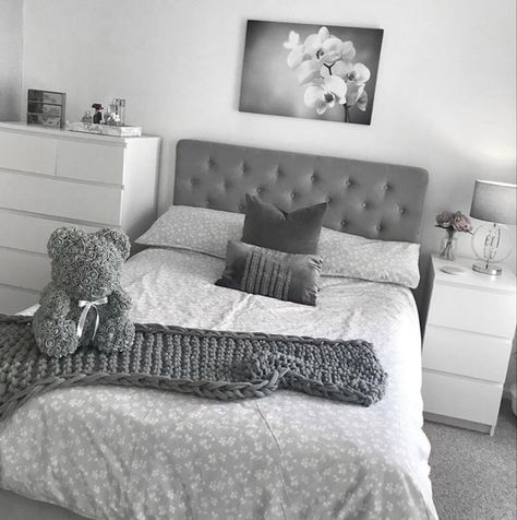 Grey Bed With White Furniture, White And Light Grey Bedroom, Bedroom Inspirations Grey And White, Grey Tone Bedroom, White And Grey Bedroom, Grey And White Bedroom, Luxury Interior Design Living Room, Diy Room Decor Ideas, Interior Design Living Room Modern