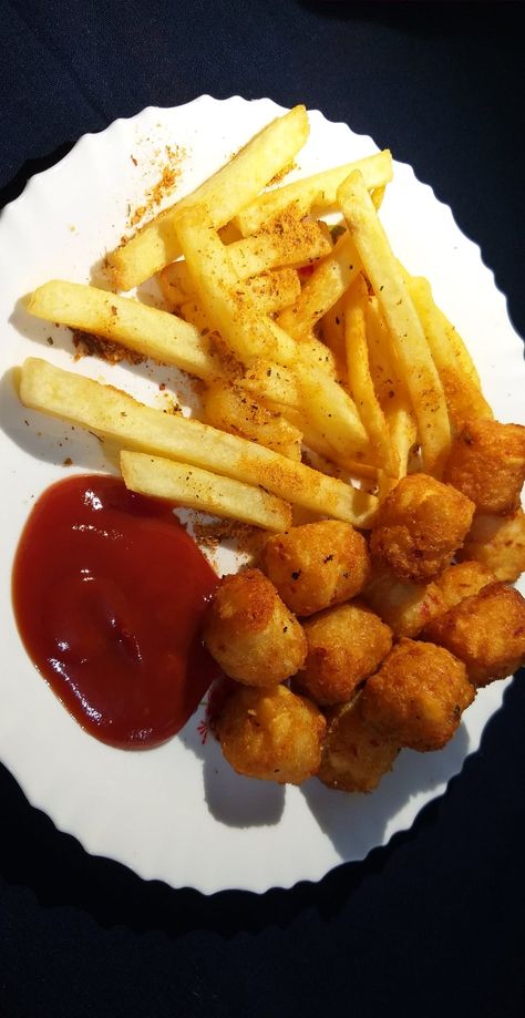 #food#fries#snap#snapstreaks#potatobites#pinterest#foodsnap French Fries Snap, France Fry, Food Fries, Food Therapy, Pretty Phone Wallpaper, Moon Pictures, Food Snapchat, French Fries, Tater Tot