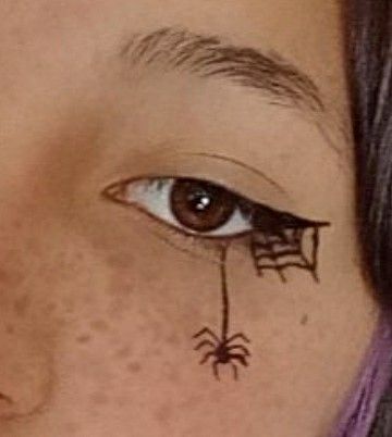 🕷️ spider makeup Marvel Eyeliner, Spider Man Eyeliner, Spider Eyeliner Makeup, Eyeliner Spider, Spider Makeup Looks, Basic Halloween Makeup, Spider Eyeliner, Spider Web Eyeliner, Web Eyeliner