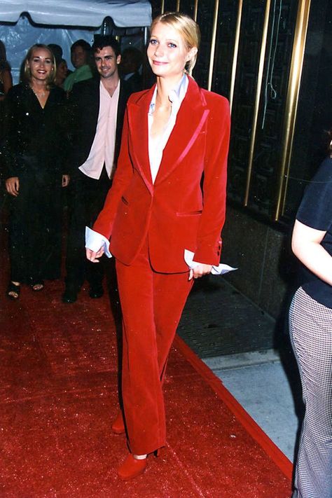 Tom Ford for Gucci 1990s Fashion Trends, Red Velvet Suit, Gwyneth Paltrow Style, 1990 Style, Fashion 1990s, Gucci Gown, Gucci Suit, Velvet Suit, Fashion Moments