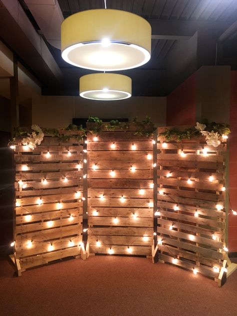 Tropisk Fest, Photo Booth Ideas, Camouflage Wedding, Worship Night, Birthday Plans, Rustic Wedding Backdrops, Pallet Wedding, Rustic Wedding Decorations, Grad Ideas