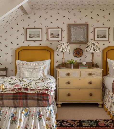 English Country Bedroom, Olive Bedroom, Bunk Room Ideas, Attic Bedrooms, Timeless Interiors, Twin Beds, Twin Bedroom, Shared Room, Attic Bedroom