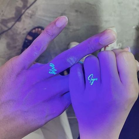 #glowingtattoo#glowindarktattoo#spinetattoo#bestfriendmatchingtattoo#3dtattoo#funnytattoo#tattoosketches#tattooart#tattoodrawing Light Up Tattoo, Uv Light Tattoo, Uv Tattoo Ideas, Vs Tattoo, Neon Tattoos, Glow In The Dark Tattoo, Uv Ink Tattoos, Uv Tattoos, Tattoo Text