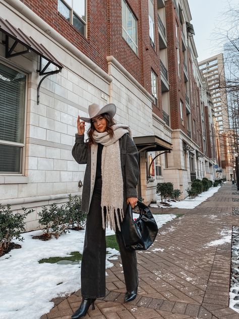 Winter Cowboy Hat Outfit, Styling Cowboy Hat, Celebrity Cowboy Boots Outfit, Minimal Cowgirl Outfit, Western Hat Outfit Winter, Cowboy Hat Outfit Woman Winter, Women’s Cowboy Hat Outfits, Black Felt Cowboy Hat Outfit, Cowgirl Airport Outfit