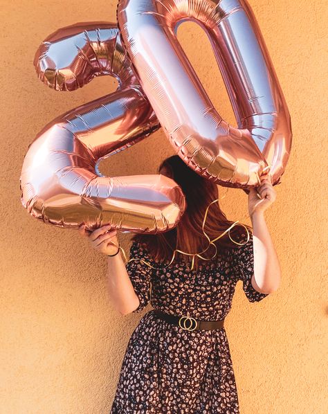 Photos With Number Balloons, Birthday Poses With Number Balloons, Posing With Balloons, Poses With Balloons, Number Balloons Photoshoot, Bday Poses, Large Number Balloons, 32nd Birthday, 20 Birthday