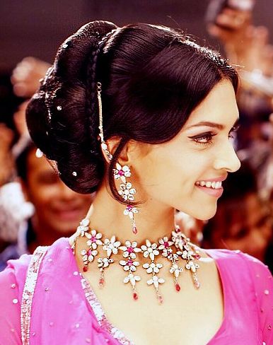 Hairstyles Inspired By Deepika Padukone_ The Retro Hairdo. Read more http://fashionpro.me/15-amazing-hairstyles-inspired-deepika-padukone-30pics/2 Deepika Padukone Hair, Dipika Padukone, Bollywood Theme, Deepika Padukone Style, Om Shanti, Retro Bollywood, Bollywood Hairstyles, Om Shanti Om, Bridal Hair Updo