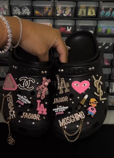 Pink Uggs With Bows, Crocs Aesthetic, Crocs With Charms, Bedazzled Shoes Diy, Black Crocs, Pretty Sneakers, Pink Crocs, Crocs Fashion, Crocs Black