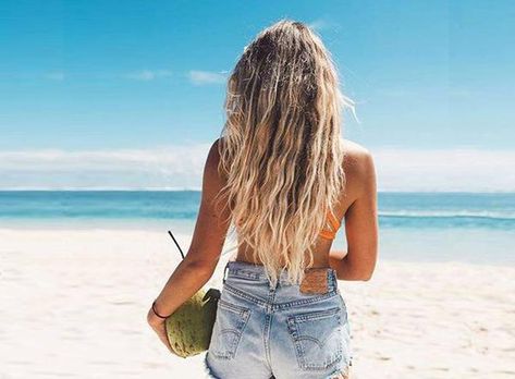 Beach Waves Long Hair, Detangle Curly Hair, Perfect Beach Waves, Surf Hair, Long Hair Waves, Celebrity Style Guide, Beachy Hair, Beach Wave Hair, Beach Hairstyles For Long Hair