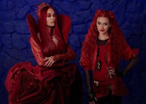 Red Queen Of Hearts, Descendants Pictures, Descendants Wicked World, Cinderella Fairy Godmother, Mal And Evie, Red Images, Red Costume, Modern Princess, Disney Descendants