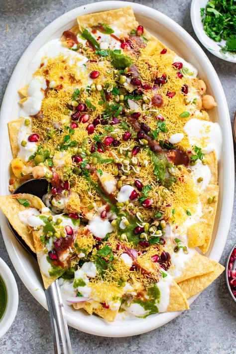 Make the popular Indian street food dahi papdi chaat at home with easy ingredients. This recipe includes healthy gluten-free and vegan options. Easy Indian Appetizers, Indian Appetizer Recipes, Indian Fast Food, Samosa Chaat, Indian Appetizers, Indian Street Food Recipes, Potato Toppings, Chaat Recipe, Indian Street