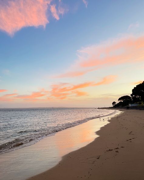 Obsessed with the sunrise on Phillip Island, Australia 😍 This is on Cowes Beach, where most of the hotels are located so it’s really easy to pop down here early in the morning to see this beautiful sight 🌅 #phillipisland #phillipislandnp #cowes #cowesphillipisland #seeaustralia #visitmelbourne #visitbasscoast Phillip Island Australia, Island Sunset Aesthetic, Saipan Island, Isla Phillips, Haleakala National Park Sunset, Phillip Island, Visit Melbourne, Vegan Travel, Early In The Morning