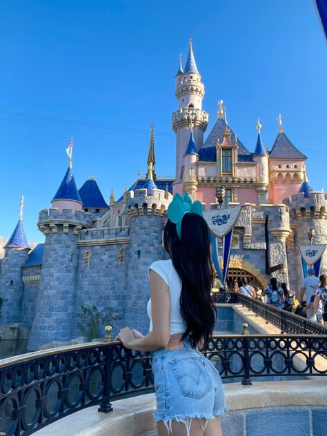 Disney Castle Pictures Ideas, Disney Castle Pictures Poses, Disneyland Minnie Ears, Poses For Disneyland, Cute Disney Poses Photo Ideas, Disney Castle Photo Ideas, Disney Picture Poses, Pics To Take At Disneyland, Poses For Disney Pictures