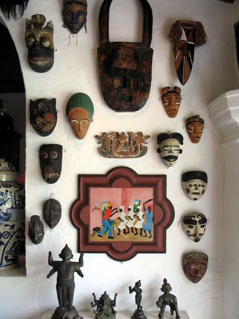 African Masks Wall Decoration Ideas (4) Bedroom Sculpture, Entry Nook, African Wall Decor, Mask Wall Decor, African Interior Design, Apartment Deco, African Inspired Decor, African Interior, Mask Wall