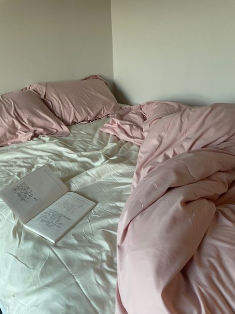 Clean Girl Bedroom Aesthetic, Linen Aesthetic, Pink Bed Sheets, Comfy Bedroom, Pastel Room, Pinterest Room Decor, Cozy Room Decor, Minimalist Room, Room Planning