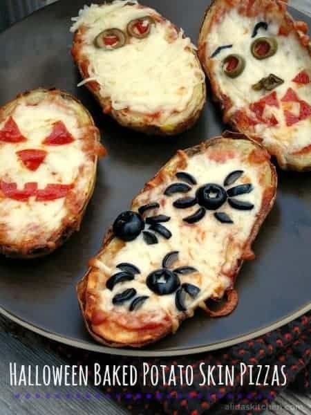 30 Healthy Halloween Party Food Ideas for Kids - Halloween Baked Potato Skin Pizzas from Alidas Kitchen Halloween Fingerfood, Baked Potato Skins, Gluten Free Halloween, Creepy Halloween Food, Halloween Party Snacks, Halloween Fest, Potato Skin, Disneyland Halloween, Halloween Appetizers