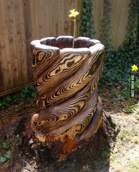 Carved Tree Stump Carved Tree Stump, Art Sculpture En Bois, Tree Stump Planter, Wood Pallet Recycling, Carved Tree, Tree Carving, Chainsaw Carving, Diy Outdoor Decor, Upcycled Art