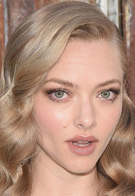 Lips With a Rounded Cupid's Bow: This lip shape points to a person who is extra kind. They're generally more compassionate, take more time with people, and are considerate of others. Famous Blondes, Hollywood Curls, Ombre Blond, Hollywood Hair, Hollywood Waves, Braut Make-up, Amanda Seyfried, Bridal Hair And Makeup, Wedding Hair And Makeup