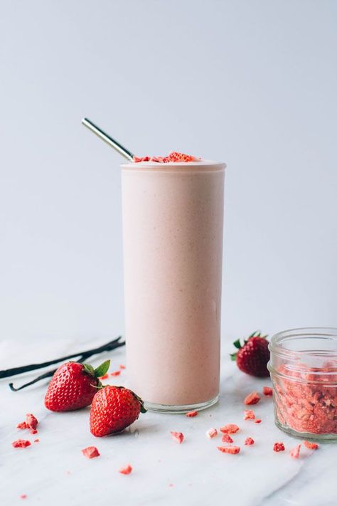 strawberry coco creamsicle shake! A real food indulgence made with frozen fruit, coconut cream, + vanilla, for those times when you just wanna treat yo'self Vitamix Juice Recipes, Pink Smoothie, Strawberry Shake, Food Baking, Drink Photography, Milkshake Recipes, Milk Shake, Paleo Vegan, Starbucks Recipes