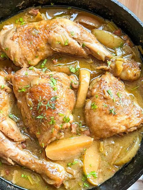 Chicken Normandy (chicken in cider, apples and cream) Normandy Chicken Recipe, Chicken Normandy Recipe, Normandy Chicken, Chicken Normandy, France Recipes, Easy Crepe Recipe, African Foods, Cosy Autumn, Family Friendly Recipes