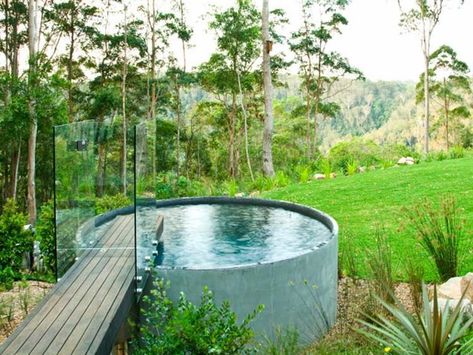 A pre-cast concrete rainwater tank was converted into a plunge pool and accessed via a bridge! You would need a Bionizer filtration system (salt and chlorine-free pool ionisation system) and an interior pool finish. Sit it on a concrete slab with 75 mm of gravel underneath (via Renovate Forum) Jacuzzi Ideas, Tank Swimming Pool, Outdoor Jacuzzi, Outdoor Hot Tub, Pool Finishes, Rain Water Tank, Wooden Deck, Stock Tank Pool, Tank Pool