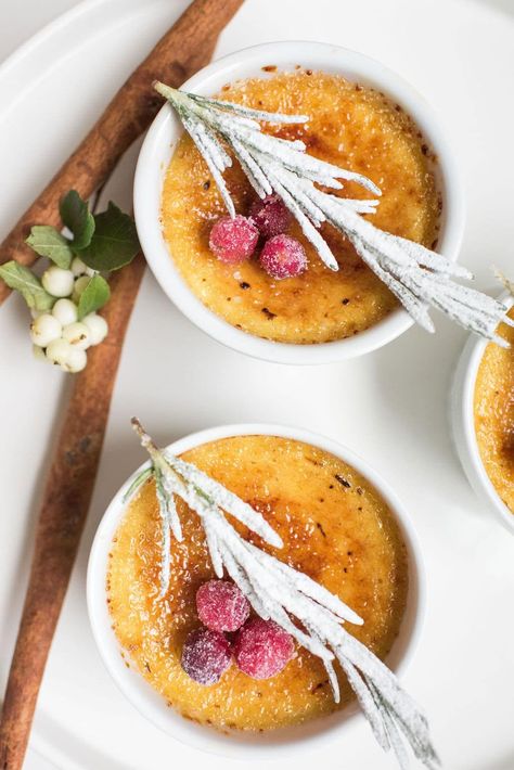 Finally a Christmas dessert that will leave everyone happy! Get this eggnog crème brûlée recipe from White Table Catering and serve it at your Christmas dinner this year! Fancy Creme Brulee Plating, Large Creme Brulee, Egg Nog Creme Brulee, Cranberry Creme Brulee, Christmas Creme Brulee Recipe, Panna Cotta Christmas, Eggnog Creme Brulee Recipe, Creme Brulee Christmas, Christmas Panacota