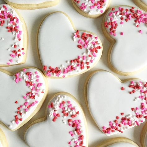 Valentines Sugar Cookies, Royal Icing Cookies Recipe, Heart Desserts, Buttercream Designs, Valentine Cookies Decorated, Valentines Day Sugar Cookies, No Bake Sugar Cookies, Frosted Cookies, Valentines Cookies