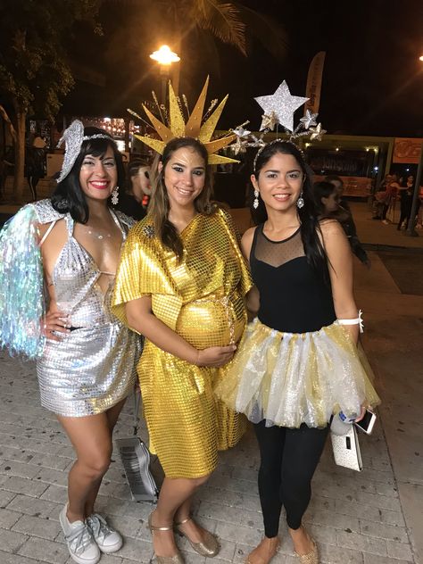 Stars Halloween Costume, Sun Halloween Costume, Moon Halloween Costume, Halloween Costume Group, Sun And Moon Costume, Diy Stars, Karneval Diy, Best Group Halloween Costumes, Diy Moon