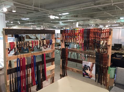 Simple pallet wood racks I made for my friends display to show of her camera straps, leashes and collars for dogs and guitar straps! Dog Leash Display, Leash Display, Petshop Ideas, Dog Collar Display, Collar Display, Salon Waiting Area, Project Room, Pallet Display, Collars For Dogs