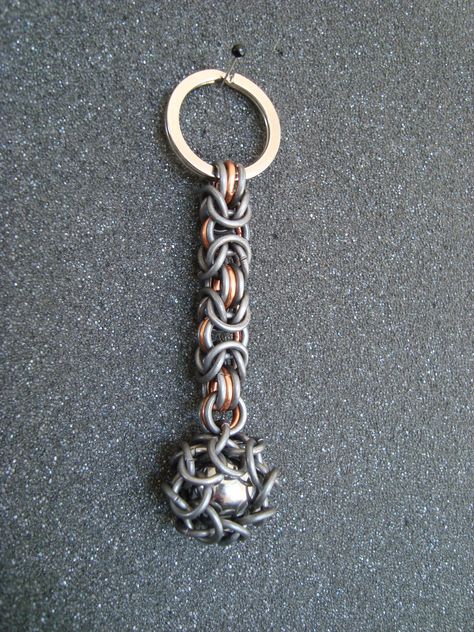 Chainmaille keychain fob. Mild steel and copper rings. Captured steelball in euro 4 in 1. Metal Keychain Ideas, Chainmail Keychain, Chainmaille Jewelry Patterns, Jump Ring Jewelry, Metal Jewelry Making, Abstract Jewelry, Chainmail Jewelry, Wire Wrap Jewelry Designs, Wire Jewelry Making