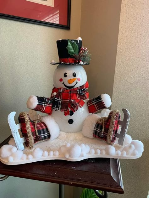 Fish Bowl Ideas Decorations, Fish Bowl Crafts, Fish Bowl Snowman, Stacking Pumpkins, Christmas Art And Craft, Bowl Snowman, Dollar Tree Christmas Crafts, Pumpkin Snowmen, Snowman Crafts Diy