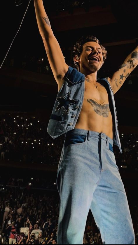 Harry Styles Blue Outfit, Harry Styles Denim, Harry Styles Outfit Ideas, Louis Blue, Harry Outfits, Harold Styles, Harry Styles Outfit, Harry Styles Hot, Harry Styles Aesthetic