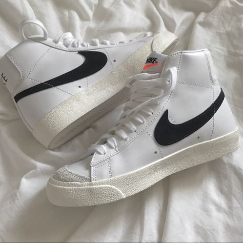 Old Nike Shoes, Old Nike, Old Nikes, Blazer Mid 77 Vintage, Streetwear Shoes, Nike Blazer Mid 77, Nike Blazer Mid, Guys Clothing Styles, Cute Nike Shoes