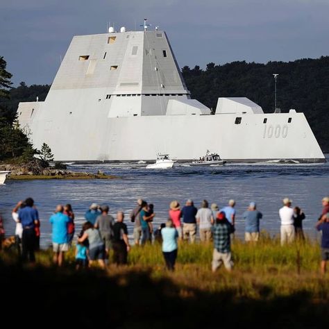 USS Zumwalt heads down the Kennebec river after leaving Bath Iron in Maine ! Uss Zumwalt, Joining The Navy, Us Navy Ships, Navy Air Force, New Aircraft, Military News, Yellow Submarine, Navy Ships, Set Sail