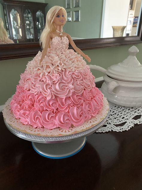 Cake With Doll On Top, Barbie Birthday Cake With Doll, Barbie Dress Cake Ideas, Barbie Doll Dress Cake, Barbie Cake With Doll, Barbie Cake Dress, Barbie Doll Cake Ideas, Barbie Cake Birthday, Pink Birthday Cake Ideas