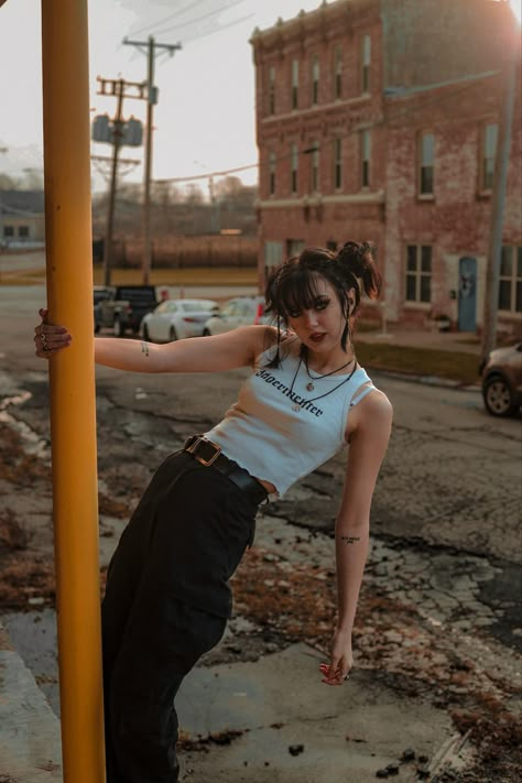 Indie Club Outfit, Soft Grunge Photoshoot, Street Urban Photography, Outdoor Grunge Photoshoot, Downtown Fashion Photoshoot, Senior Photos Alternative, Nonchalant Poses, Grunge Model Photoshoot, Grunge Senior Photos