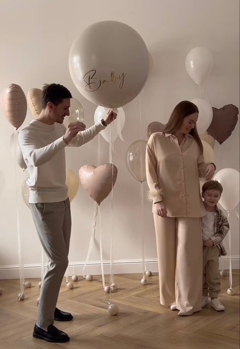 Minimalistic Gender Reveal, Gender Reveal Balloon Ideas, Balloon Gender Reveal Ideas, Gender Reveal Intimate, Minimal Gender Reveal, Aesthetic Gender Reveal, Gender Reveal Simple, Intimate Gender Reveal Ideas, Simple Gender Reveal Ideas