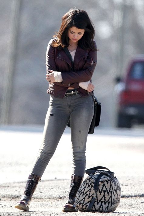 Forlorn: The brunette teamed tight grey jeans with a fluffy cream crop top and a maroon biker jacket Selena Gomez Casual, Fleece Moto Jacket, Martens Outfit, Dr Martens Outfit, Cream Crop Top, Selena Gomez Pictures, Selena Gomez Style, Womens Biker Jacket, Trendy Girl