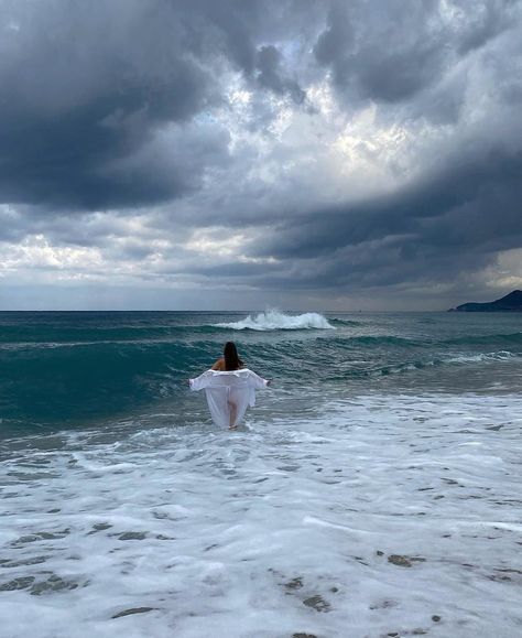 https://www.instagram.com/p/CTX5Gj4gR1-/?utm_medium=share_sheet Rainy Beach, Travel Moments, Aesthetic Light, Jeju Island, Weekend Fun, Beach Photoshoot, Beach Aesthetic, Travel Lifestyle, Beautiful Moments